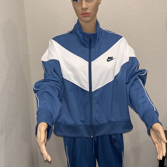NIKE Sweat suit in excellent condition, like new. - Picture 5 of 12